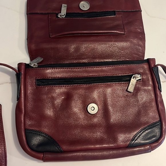 NWT Joanel Canada genuine leather crossbody bag 6 zip pockets, 1 flap inside - Picture 4 of 16